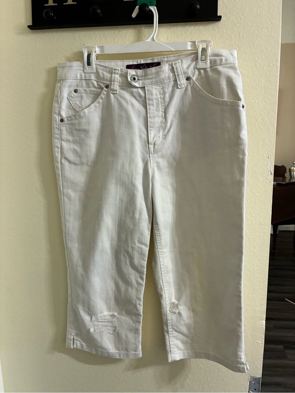 Gloria Vanderbilt White Capri Pants